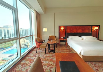 Superior Room, 1 King Bed complimentary shuttle to DXB Airport Terminal 1 & 3