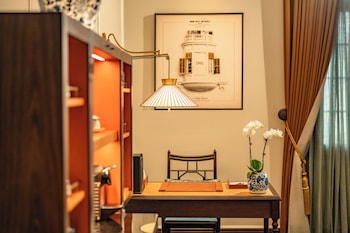 Heritage Wing, Grand Luxury Room with Metropole Privileges and Benefits, King Bed