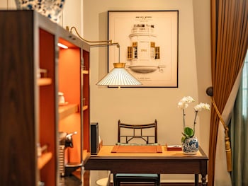 Heritage Wing, Grand Luxury Room with Metropole Privileges and Benefits, King Bed