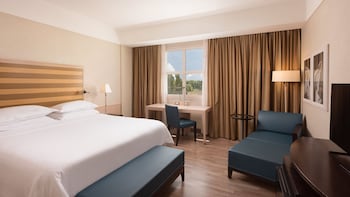 Deluxe Room, 1 King Bed, Garden View