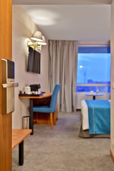 Business Room, 1 Queen Bed, Non Smoking