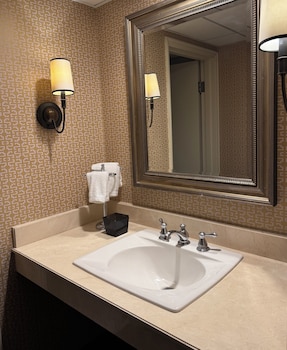 Deluxe Room, 1 King Bed, City View (Deluxe King ADA)
