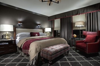 Deluxe Room, 1 King Bed, City View (Deluxe King ADA)