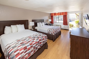 Deluxe Room, 2 Queen Beds (Smoke Free)