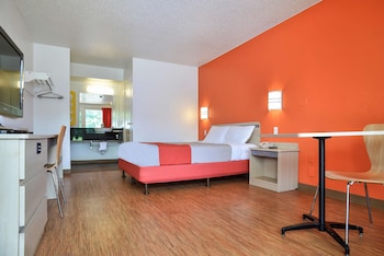 Standard Room, 1 Queen Bed, Non Smoking, Refrigerator & Microwave