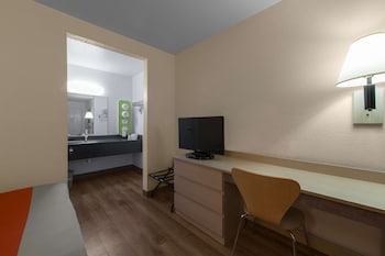 Standard Room, 1 Queen Bed, Non Smoking, Refrigerator & Microwave