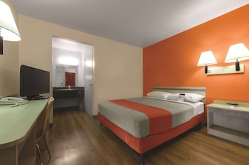 Standard Room, 1 Queen Bed, Non Smoking, Refrigerator & Microwave