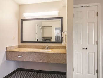 Deluxe Room, 1 Queen Bed, Accessible, Non Smoking (Mobility Accessible)