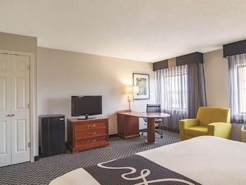 Deluxe Room, 1 Queen Bed, Accessible, Non Smoking (Mobility Accessible)