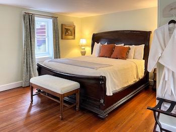 Lower Level King - Chatham Room