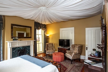 Luxury Main House Queen - R. Bruce