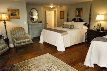 Lower Level 2 Queen - Telfair Room