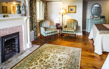 Lower Level 2 Queen - Telfair Room