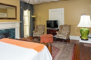 Luxury Main House Queen - R. Bruce