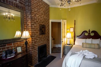Main House Queen - Lee Room