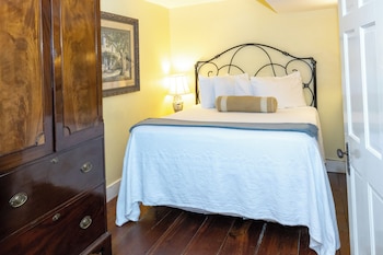 Lower Level Queen - Savannah Room