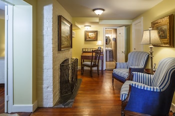 Lower Level Queen - Savannah Room