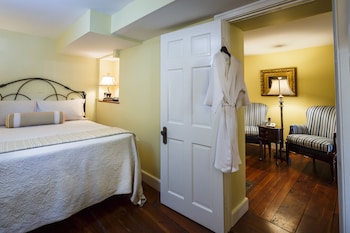 Lower Level Queen - Savannah Room