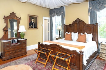 Luxury Main House Queen - R. Bruce