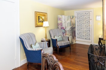 Lower Level Queen - Savannah Room