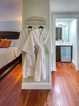 Lower Level King - Chatham Room