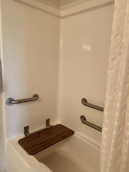 Studio, 1 King Bed, Accessible