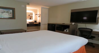 Standard Room, 1 Queen Bed, Non Smoking, Refrigerator & Microwave
