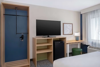 Room, 1 Queen Bed, Accessible (Mobility & Roll-In Shower)
