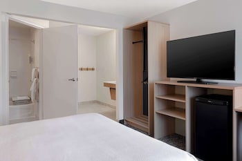 Room, 1 Queen Bed, Accessible (Mobility & Roll-In Shower)
