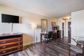Suite w/ 2Queen Beds, Stairs Only
