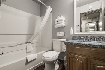 Suite w/ 2Queen Beds, Stairs Only