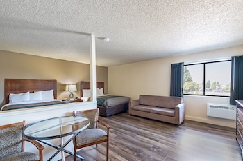 1st Floor Suite w/ 2 Double Beds