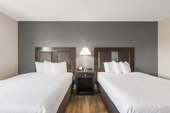 Suite w/ 2Queen Beds, Stairs Only