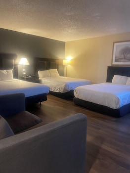 Suite w/ 3 Double Beds, Stairs Only