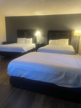Suite w/ 3 Double Beds, Stairs Only