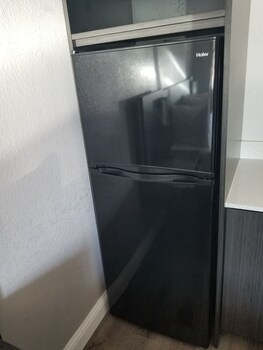 Standard Room, 1 King Bed, Non Smoking, Kitchenette