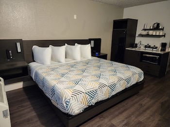 Standard Room, 1 King Bed, Non Smoking, Kitchenette