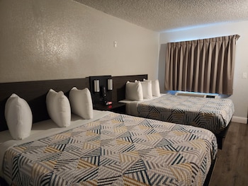 Standard Room, 2 Queen Beds, Non Smoking, Kitchenette