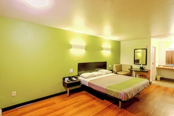 Standard Room, 1 King Bed, Accessible, Non Smoking