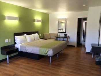 Standard Room, 1 King Bed, Accessible, Smoking