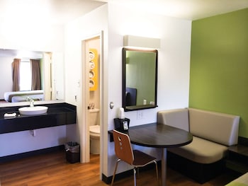 Standard Room, 1 King Bed, Accessible, Non Smoking