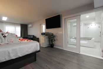 Honeymoon Suite w/ JettedTub Non-Smoking