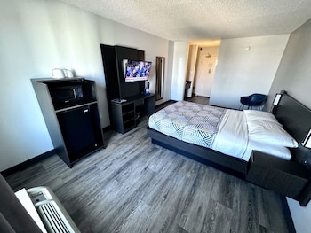 Standard Room, 1 Queen Bed, Non Smoking, Refrigerator & Microwave