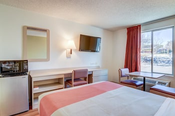 Standard Room, 1 Queen Bed, Non Smoking, Refrigerator & Microwave