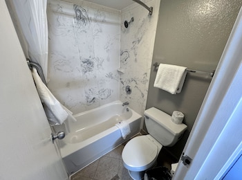 Standard Room, 1 Queen Bed, Non Smoking, Refrigerator & Microwave