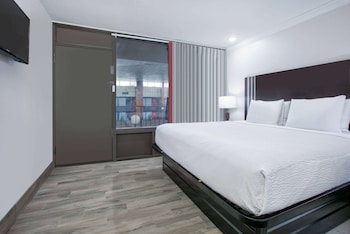 Deluxe Room, 1 King Bed, Non Smoking (Interior)