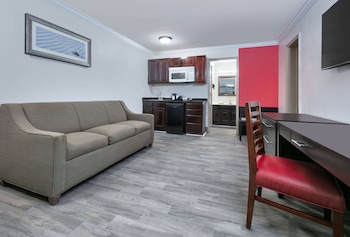 Suite, 1 King Bed, Non Smoking, Pool View (Interior)
