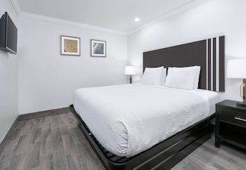 Room, 1 King Bed, Non Smoking, Poolside (Interior)