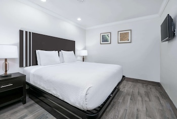 Suite, 1 King Bed, Non Smoking, Pool View (Interior)
