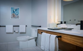 Room, 1 King Bed, Mobility Accessible (City Lights)
